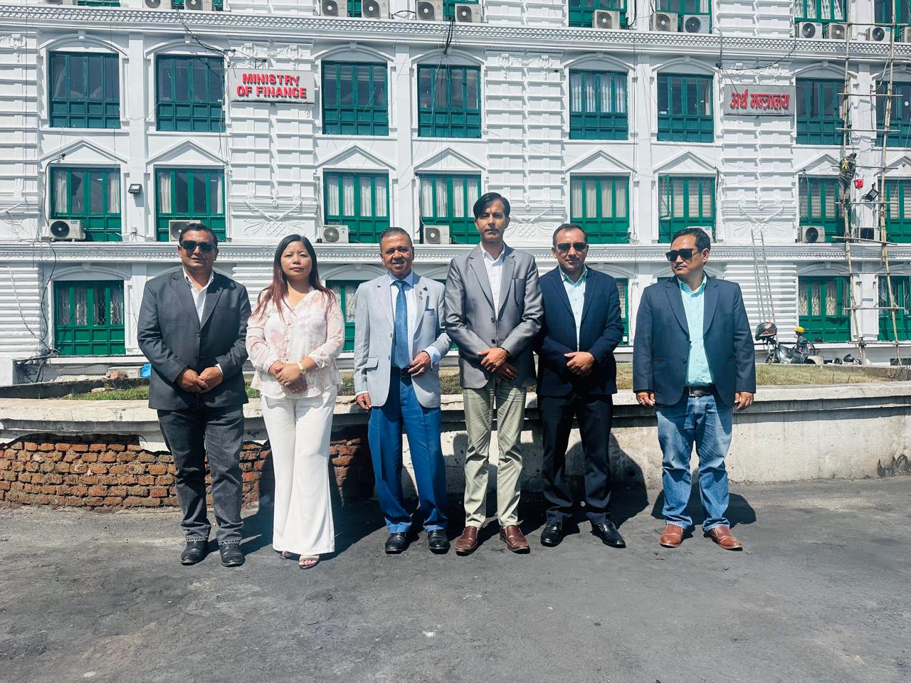 खनालसँग लगानीकर्ताहरूको भेट: कर घटाउनेदेखि बोर्डको स्वायत्तता सुनिश्चित गर्न सुझाव